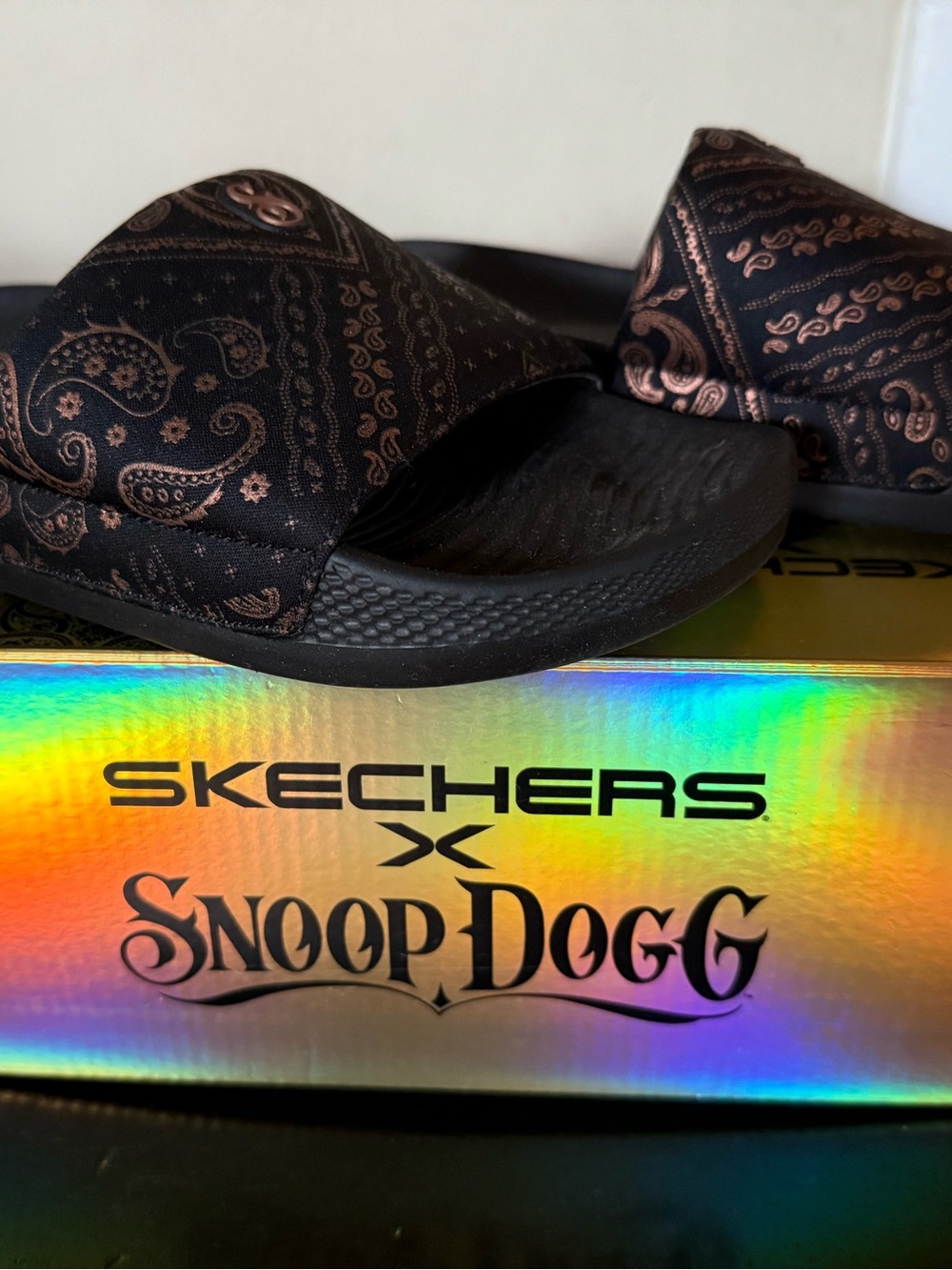 Skechers Snoop Dogg Black / Gold Bandana-Pattern Slide Sandals - Picture 2 of 2